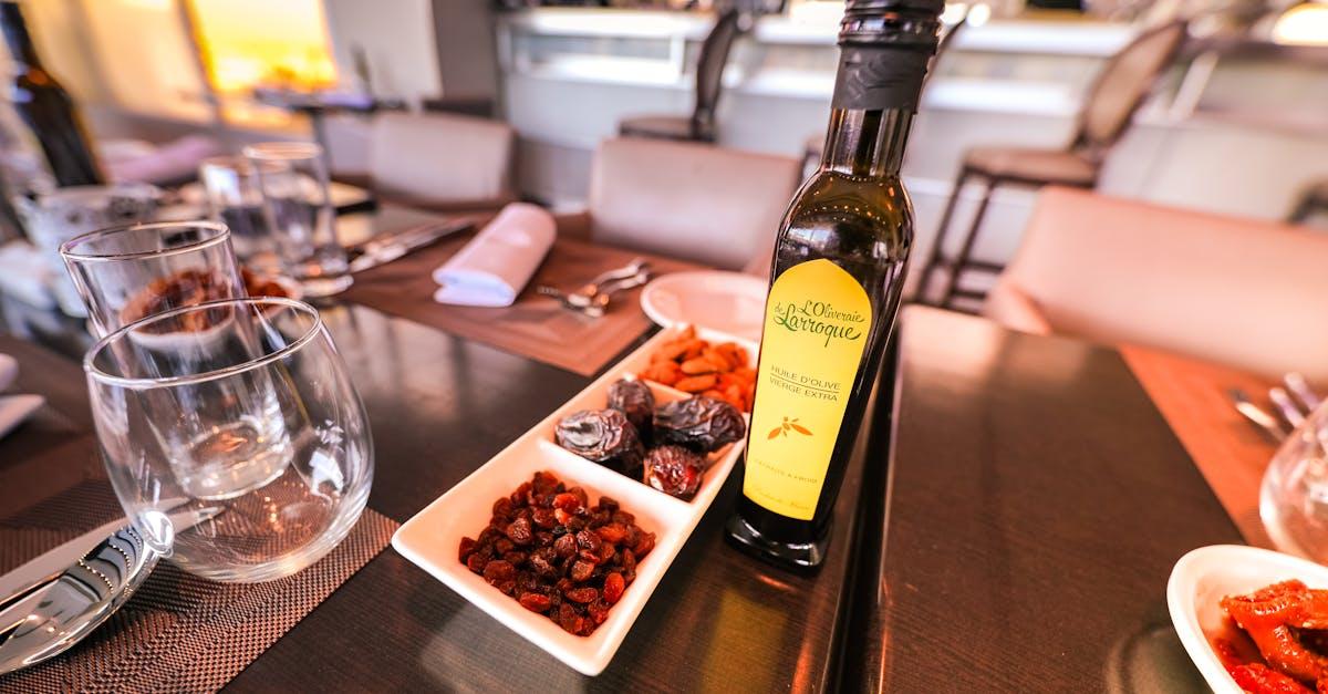découvrez les bienfaits de l'huile d'olive, un ingrédient essentiel de la cuisine méditerranéenne, riche en antioxydants et en acides gras bénéfiques. apprenez comment choisir la meilleure huile d'olive et l'intégrer dans vos plats pour une alimentation saine.