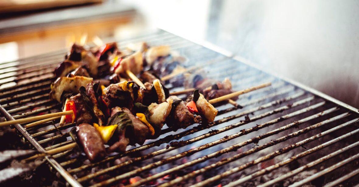 découvrez l'art des brochettes avec notre guide complet sur les skewers. apprenez à choisir les meilleurs ingrédients, à maîtriser les techniques de cuisson, et à explorer des recettes variées pour régaler vos convives. idéal pour vos barbecues et repas en plein air !