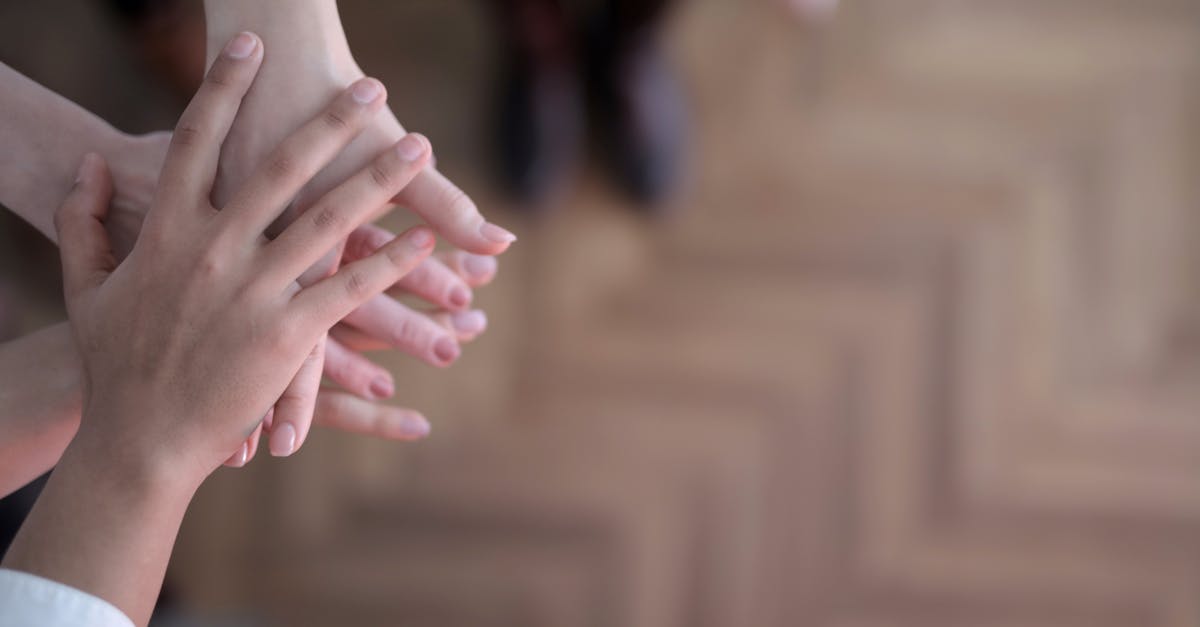 découvrez l'importance de la confiance dans les relations personnelles et professionnelles. apprenez comment instaurer un climat de confiance mutuelle, favoriser la transparence et renforcer les liens pour une collaboration réussie.