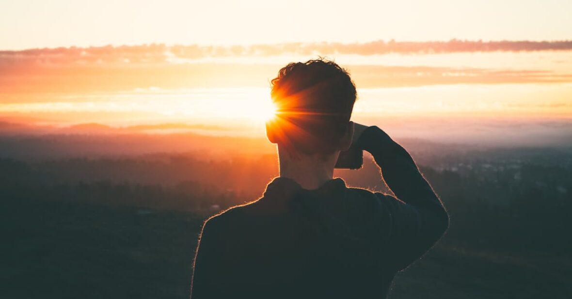 découvrez les bienfaits d'un réveil matinal avec notre guide sur l'early awakening. apprenez comment commencer votre journée de manière positive et productive pour améliorer votre bien-être et votre efficacité.